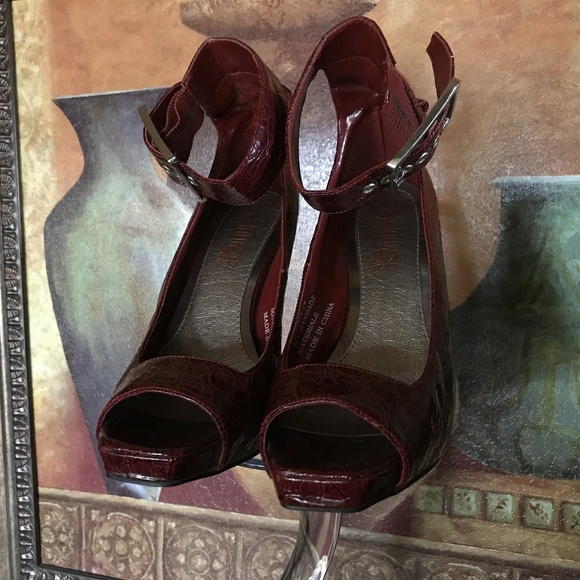 NEW RED 👠 HEELS - Picture 5 of 8